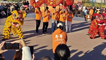 刀郎乌鲁木齐演唱会开唱,场外有刀迷免费为大家提供伙食,民宿老板宣布:持演唱会门票免费入住