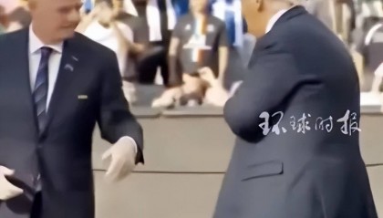 特朗普被拍到“顺走”世俱杯冠军奖牌,赛后称自己带走真正的奖杯,冠军队的只是复制品
