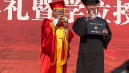 一米八男生毕业典礼上掏出两瓶娃哈哈和校长“干杯”,该校去年还有学生给校长送一条猪肉