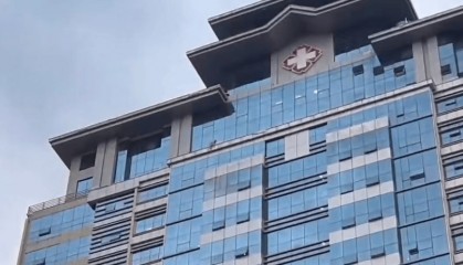 突发!广西南宁青秀区有人从医院高楼坠落,消防到场处置,当地:警方已介入,正处理