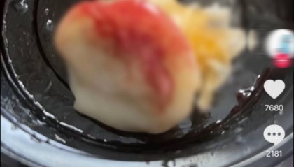杭州一网友称外卖餐食中有血，自行就医并服用阻断药，市监人员：系店员手部受伤流的血，双方已和解