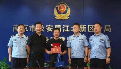 30秒!50岁市民徒手攀爬三楼,火场勇救8岁男童