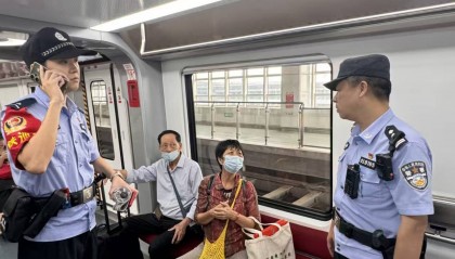 离高铁发车仅剩半小时!长沙民警接到一对海南老年夫妻求助,一路护送其顺利进站