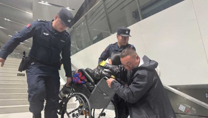 暖心护航,为爱“续航”——助力坐轮椅观众平安离场