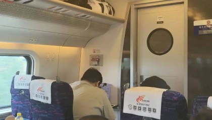 400斤男子致邻座拥挤,高铁不妨再多想想办法 | 新京报快评