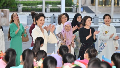 上合组织天津峰会｜彭丽媛同出席2025年上海合作组织峰会外方领导人夫人游览天津海河