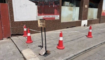 太原一社区办公楼临街外墙瓷砖脱落一年无人修，市民指其存安全隐患，回应：因社区无钱维修致此事搁置至今