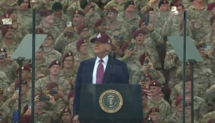 身高1.91米的特朗普在巨型防弹玻璃后演讲,玻璃高度或超两米