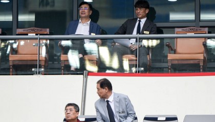 法比奥单刀破门引争议:布尔克投诉犯规未果,VAR缺席引发热议!
