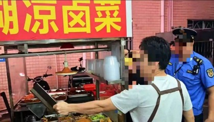 突然情绪失控！深圳一男子持刀暴力抗法，行拘5日