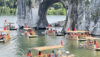 国庆黄金周首日:桂林象鼻山迎客忙 游客畅游山水间