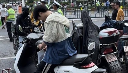 “我妈记错时间了!”高考第二天,连续两名考生向记者借手机联系家长