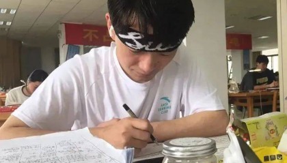 2008年故意考0分男子经历进厂、种地、离婚,今年重返考场称想考公费师范生
