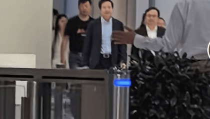雷军陪比亚迪CEO王传福参观小米工厂,亲任讲解员