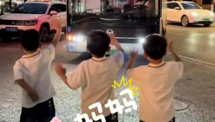 重庆爸爸带三胞胎儿子接公交司机妈妈下班:之前妈妈一人回家“孤苦伶仃”,现在很开心