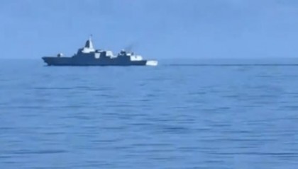 中美海军正面交锋?中国海军055大驱与美航母编队狭路相逢,双方都进入舰炮打击范围