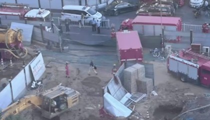 污水管道迁改时突然爆裂,路面坍塌!当地通报