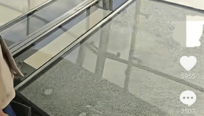上海东方明珠全透明观光廊玻璃开裂!工作人员:已紧急处理