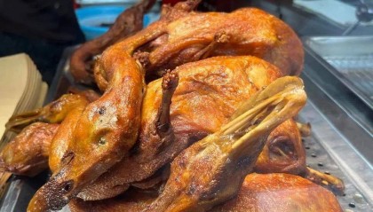 为什么一只活鸭上百元,一只烤鸭只要25元?