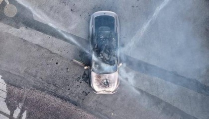 一辆蔚来ET7轿车在大理一景区外起火,撤离及时无伤亡