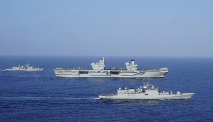 三国航母闯进南海,全部舰载机开上甲板,将在解放军面前摆拍?