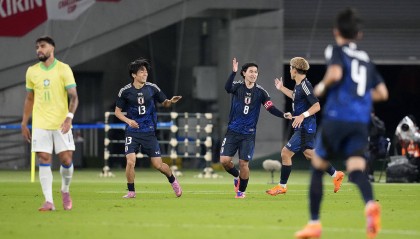 热议日本3-2逆转巴西:隔壁游刃有余 我们连滚带爬