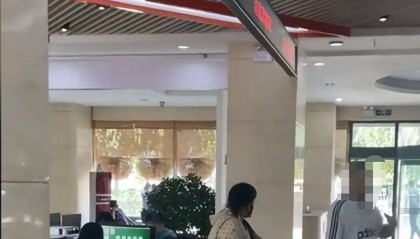 网友曝光政务大厅工作人员上班时间电脑打扑克,涉事中心回应