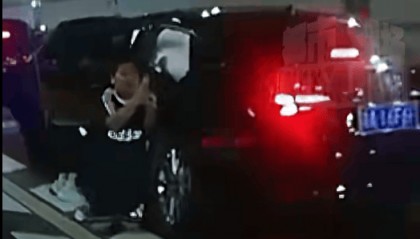 10岁男孩跪地拦车哭求“救救妈妈”,感动全网!其母发声