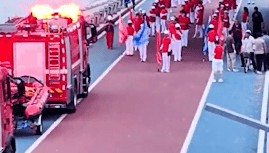 老年“暴走团”阻碍消防车救护车通行,双方僵持近2分钟,当地多方回应