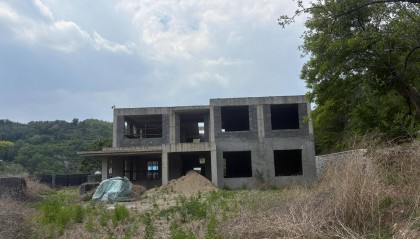 大连一宅基地翻建缘何成违建,六年诉讼未了