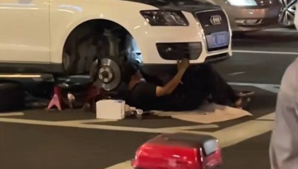 上海警方:王某(男,40岁)、邹某某(男,43岁)被处罚!事发闹市区,这一幕太离谱…