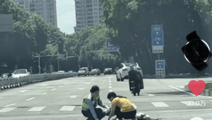 脱下警帽那一刻美爆了!惠州一女警帮女子捡拾掉落的杂物,用警帽装起带到安全岛获爆赞