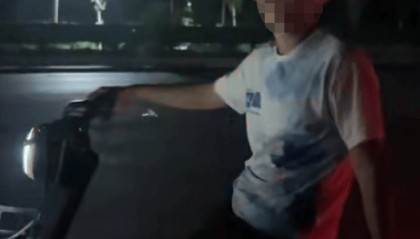 河南一男子晚上开车回家,骑夜路小男孩说“想蹭个灯”,一路温柔尾随护送