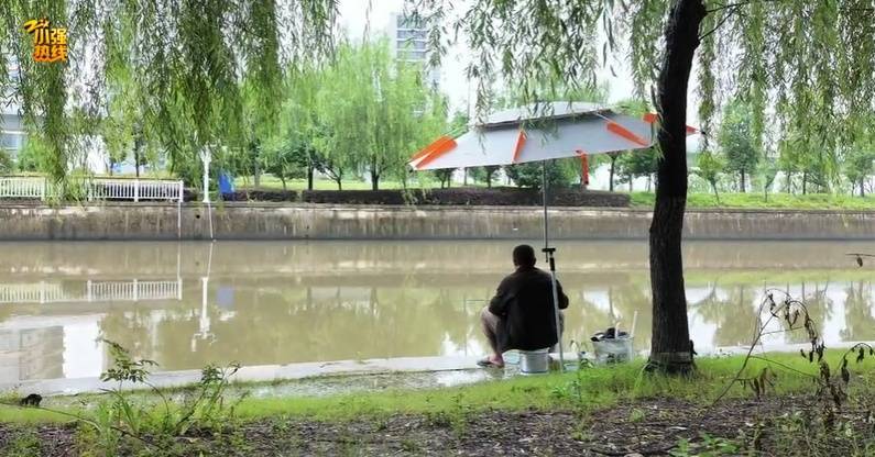 吓一大跳！浙江一男子钓鱼竟然钓到了…异常凶猛！