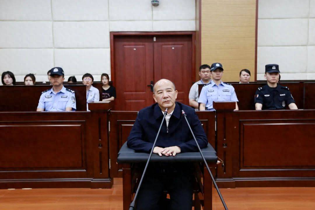 受贿近900万元,贵州铜仁市人大常委会原副主任杨彪受审