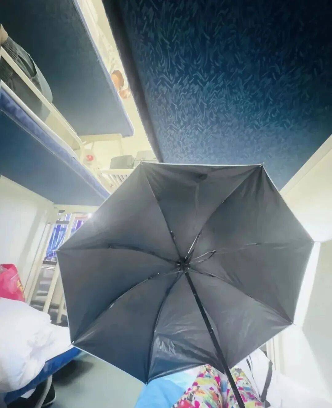 女乘客火车卧铺打伞遮隐私引热议,网友建议卧铺区增设床帘,12306回应→