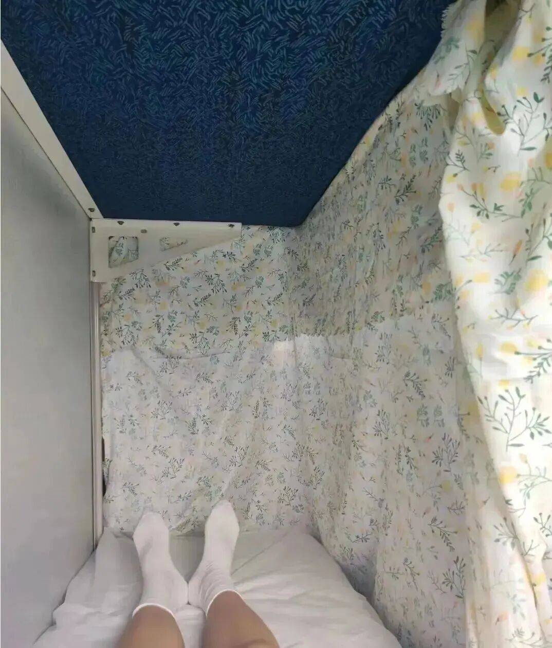 女乘客火车卧铺打伞遮隐私引热议,网友建议卧铺区增设床帘,12306回应→