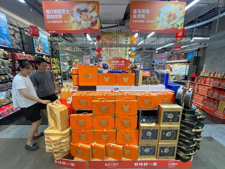 中秋消费市场提前“升温”：“轻装”月饼受青睐，“炫蟹”模式已就位