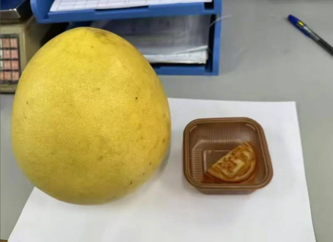 广东一公司给员工发半块月饼作为福利？网友吵翻了，公司：系下午茶，每人还发了柚子