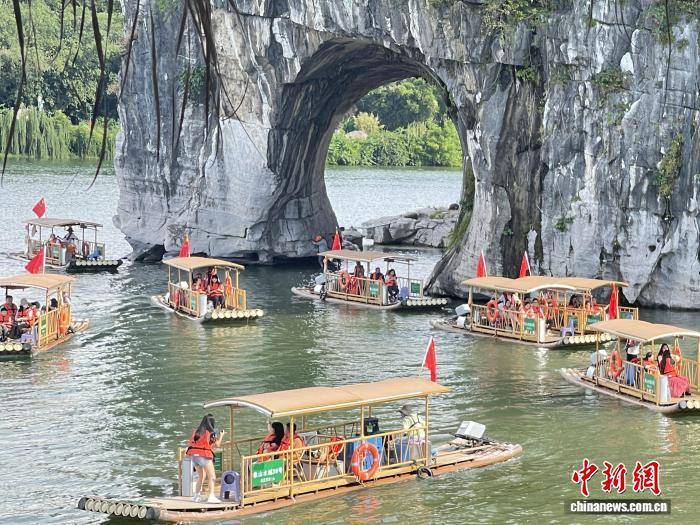 国庆黄金周首日:桂林象鼻山迎客忙 游客畅游山水间