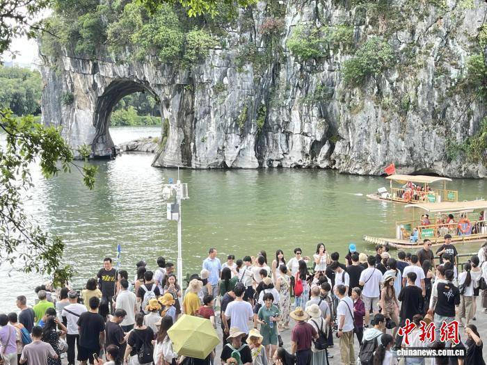 国庆黄金周首日:桂林象鼻山迎客忙 游客畅游山水间