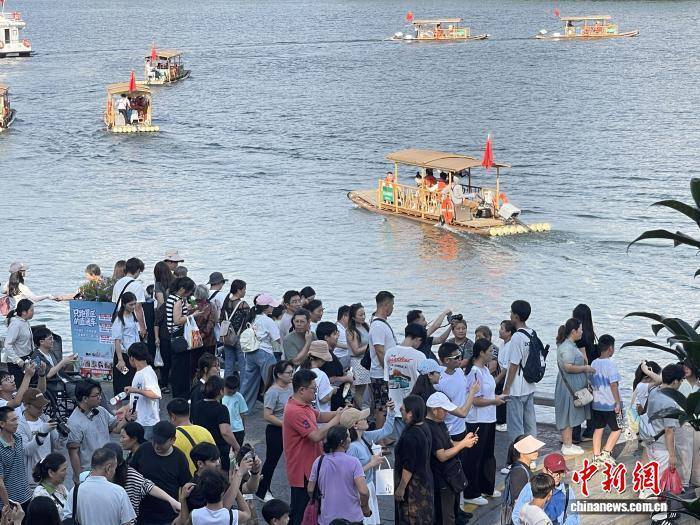 国庆黄金周首日:桂林象鼻山迎客忙 游客畅游山水间