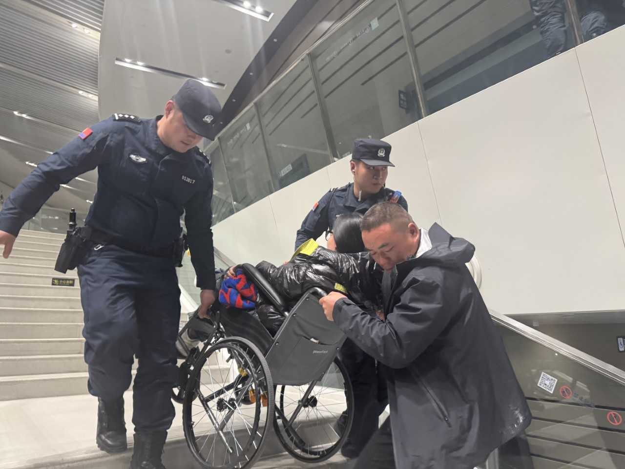 暖心护航,为爱“续航”——助力坐轮椅观众平安离场