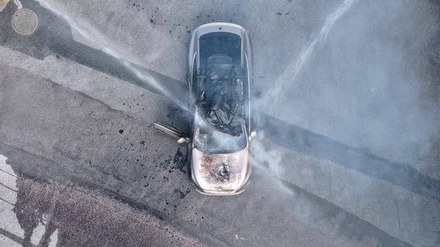 一辆蔚来ET7轿车在大理一景区外起火，撤离及时无伤亡