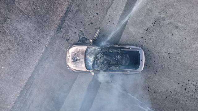 一辆蔚来ET7轿车在大理一景区外起火，撤离及时无伤亡