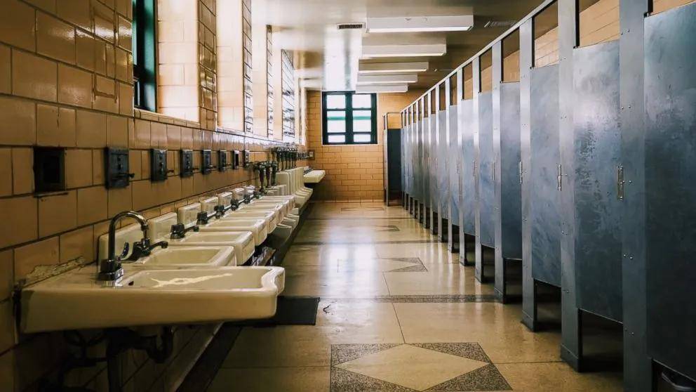 整个商场找不到一个蹲便,蹲厕真的比坐厕更卫生吗?为啥马桶越来越多?