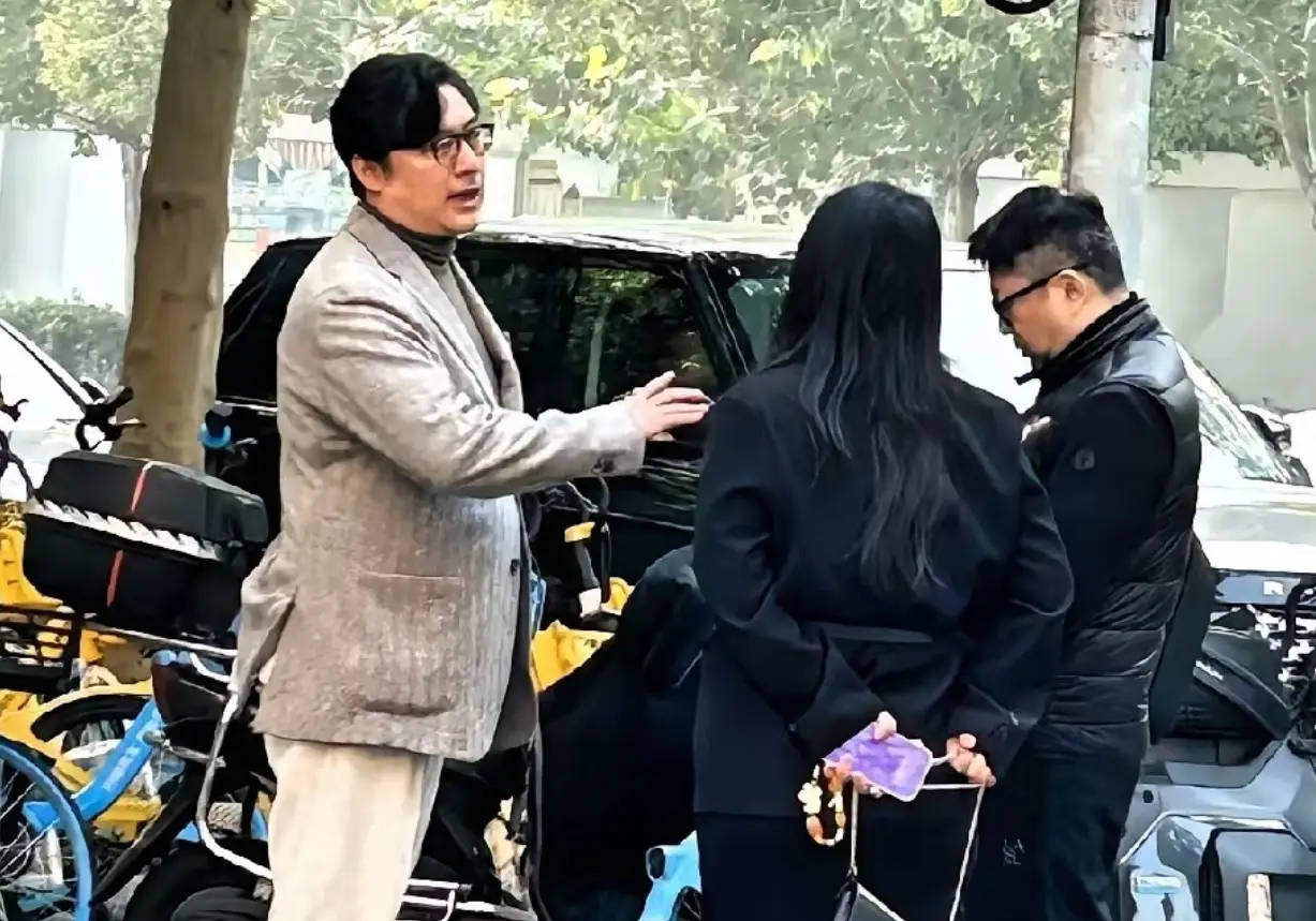 李湘王岳伦现身北京街头被偶遇!二人悠闲聊天离婚后依旧相处融洽