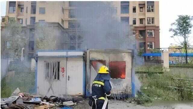 睡觉没拔充电器家被烧,“一两分钟火苗蹿到天花板”,当事人:损失十几万元