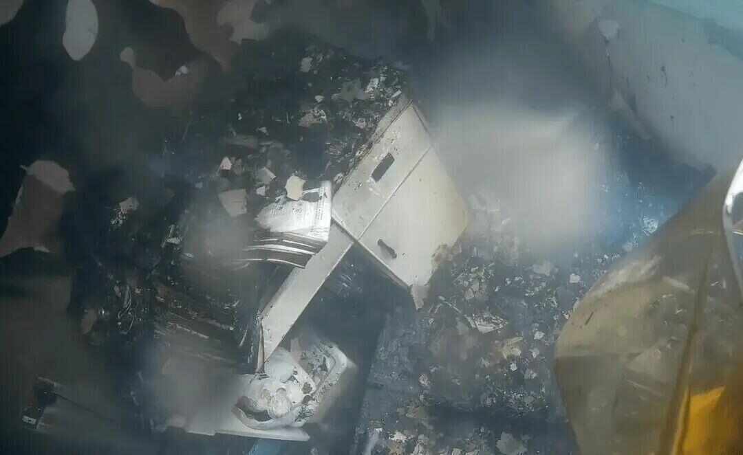 睡觉没拔充电器家被烧,“一两分钟火苗蹿到天花板”,当事人:损失十几万元