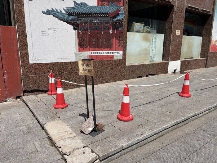 太原一社区办公楼临街外墙瓷砖脱落一年无人修，市民指其存安全隐患，回应：因社区无钱维修致此事搁置至今
